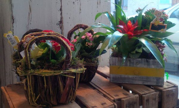Composición floral en cestas