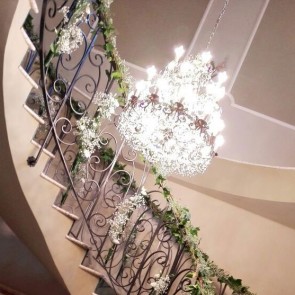Decoración floral de escalera para comunión